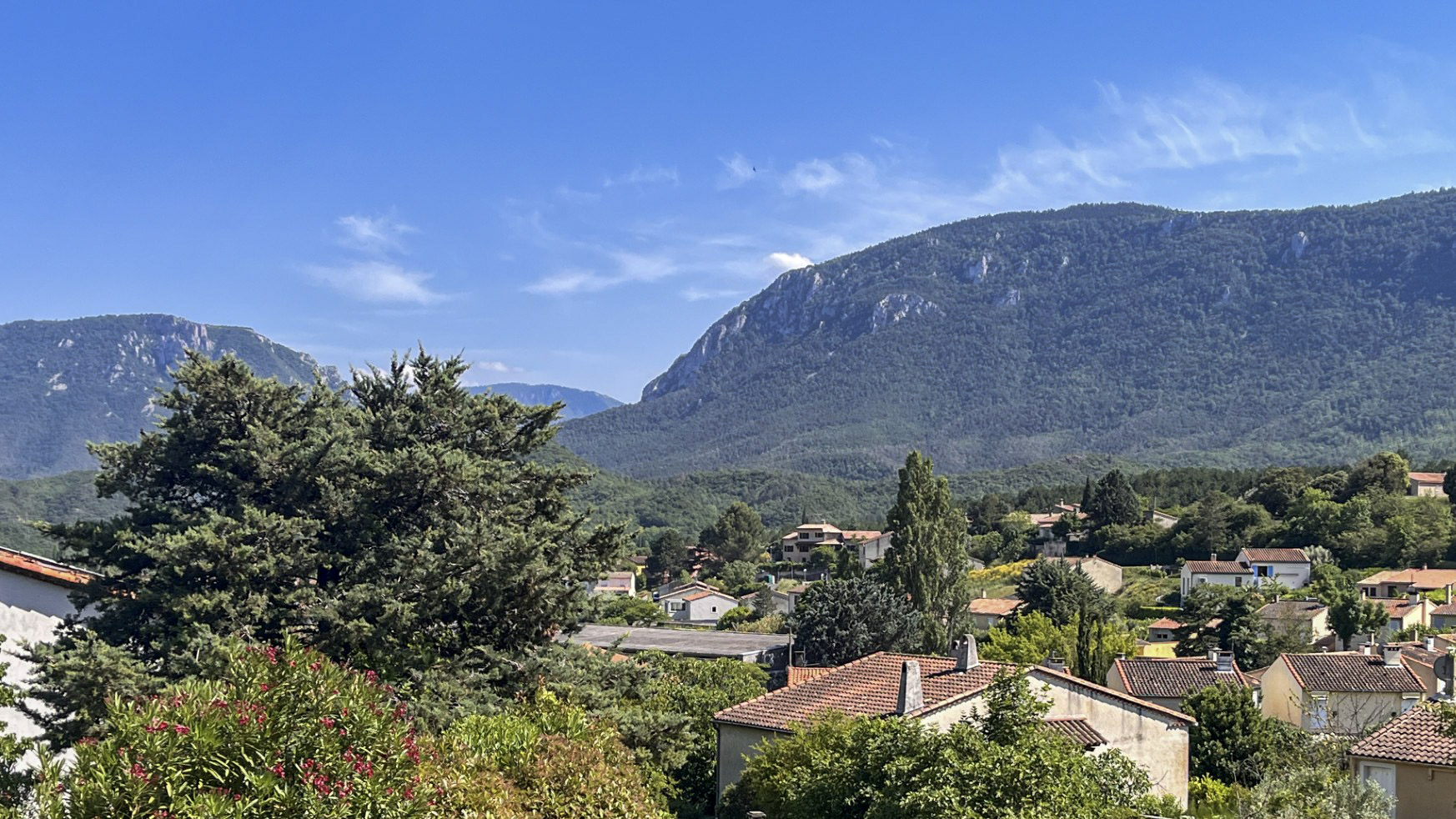 Terrace and mountain view at Le Gite Martin in Quillan, France.
